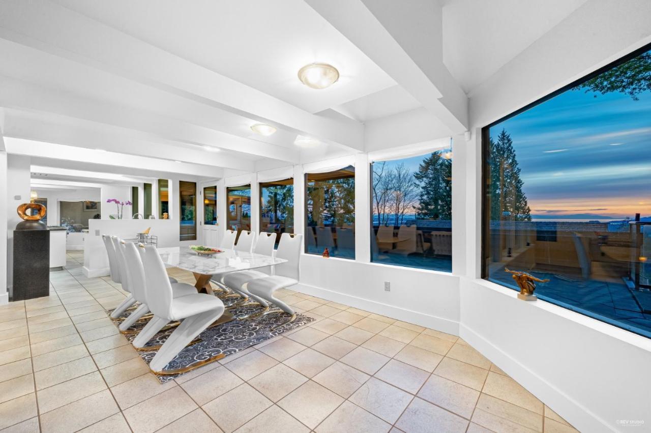 Cypress: Private Bedroom/Bathroom/Office, With Shared Pool, Hot Tub North Vancouver Exteriör bild