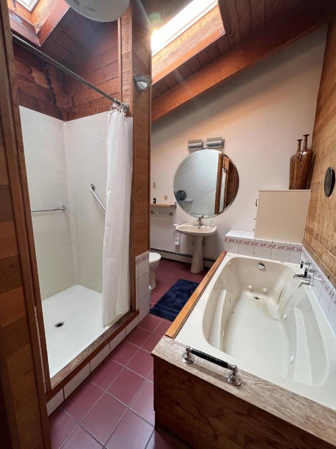 Cypress: Private Bedroom/Bathroom/Office, With Shared Pool, Hot Tub North Vancouver Exteriör bild