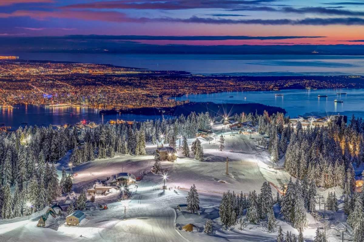 Cypress: Private Bedroom/Bathroom/Office, With Shared Pool, Hot Tub North Vancouver Exteriör bild