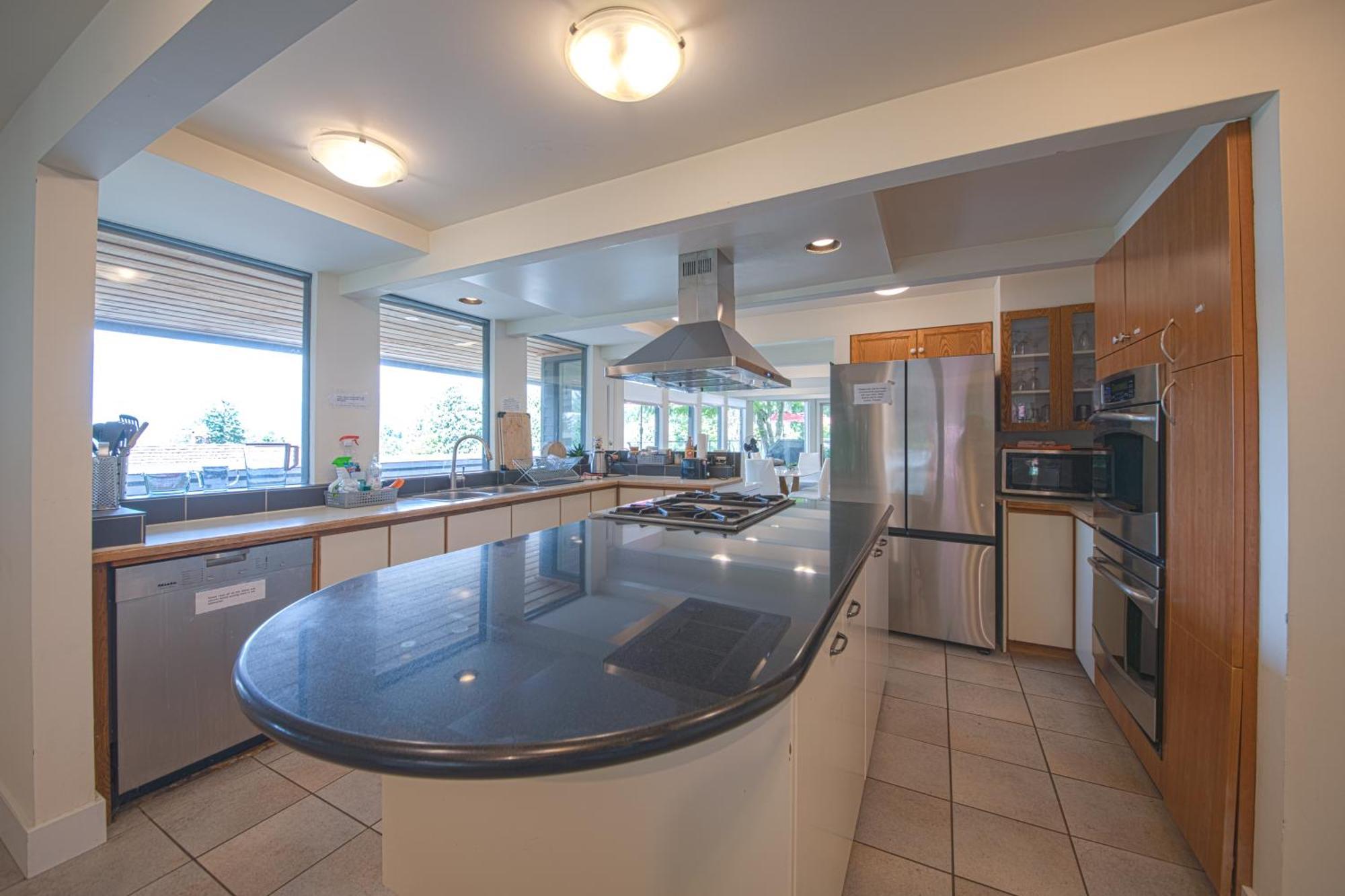 Cypress: Private Bedroom/Bathroom/Office, With Shared Pool, Hot Tub North Vancouver Exteriör bild