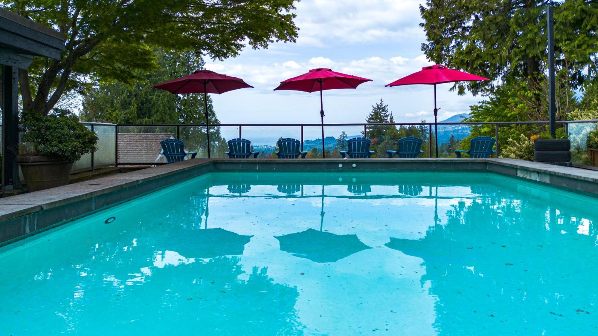 Cypress: Private Bedroom/Bathroom/Office, With Shared Pool, Hot Tub North Vancouver Exteriör bild