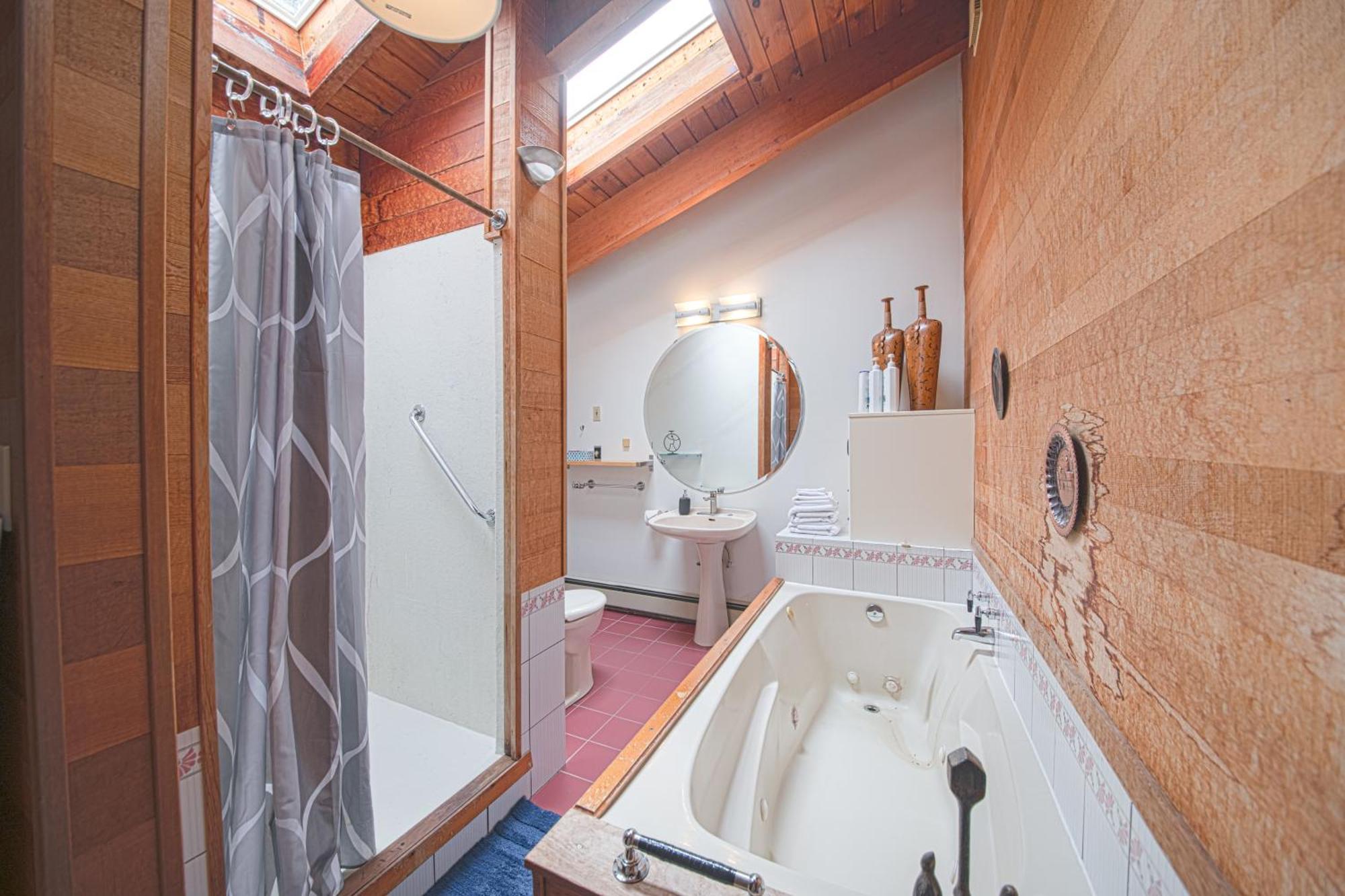 Cypress: Private Bedroom/Bathroom/Office, With Shared Pool, Hot Tub North Vancouver Exteriör bild
